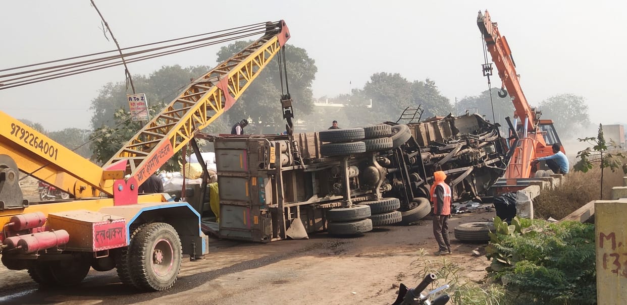 fathepur news,The truck overturned uncontrollably, jammed the highway for two hours