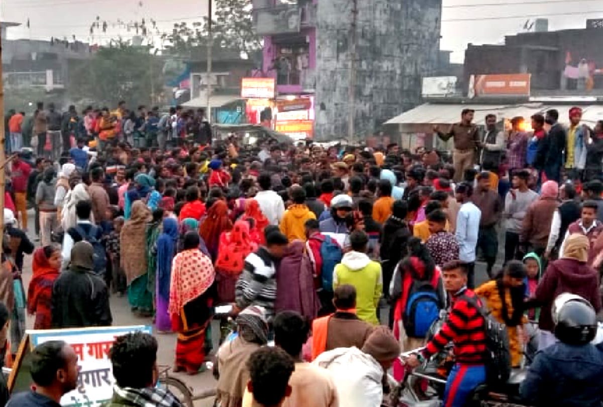 Traffic Jammed by keeping dead body of municipal sweeper on Varanasi Highway
