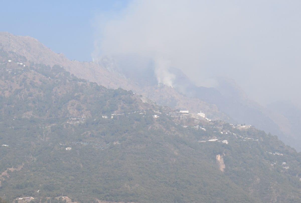 Maa Vaishno Devi, fierce fire on the hill in front of the yatra route, devotees have no problem, the scope of the fire is increasing continuously