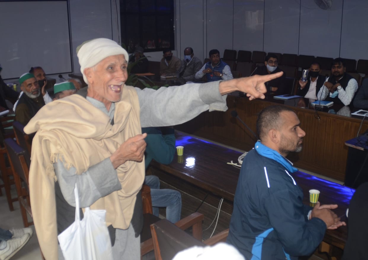 Fierce uproar in front of CDO in farmer meeting