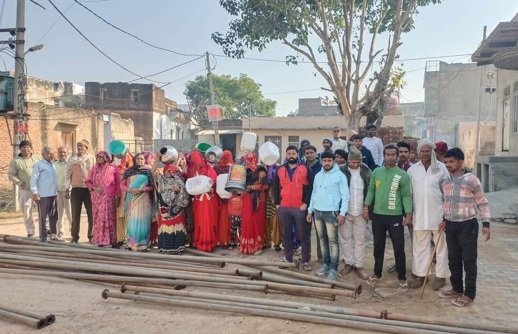 For 11 days, people of 200 houses, troubled for water, demonstrated with empty utensils