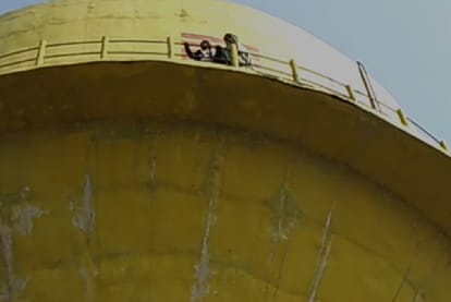 Shivpuri: Police could not find missing daughter since 15 days, angry father climbed on water tank due to lax attitude of police
