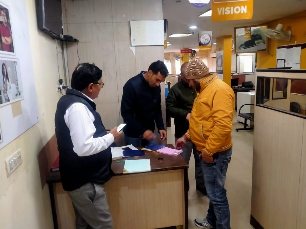 Garbage thrown in the plot, the corporation's team deducted the invoice of the finance company on the basis of the bill found in the garbage
