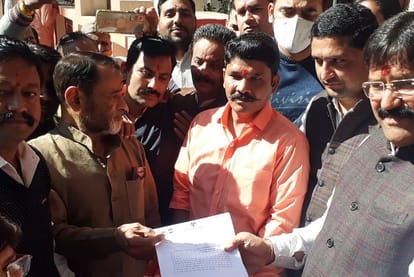 Dewas: Congress workers reached the BJP office to remind the BJP of its announcement...Police stopped, there was humiliation but Congressmen did not listen