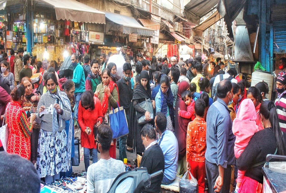 Delhi: Negligence of people continues amid Omicron cases, neither physical distance nor wearing masks, see photos