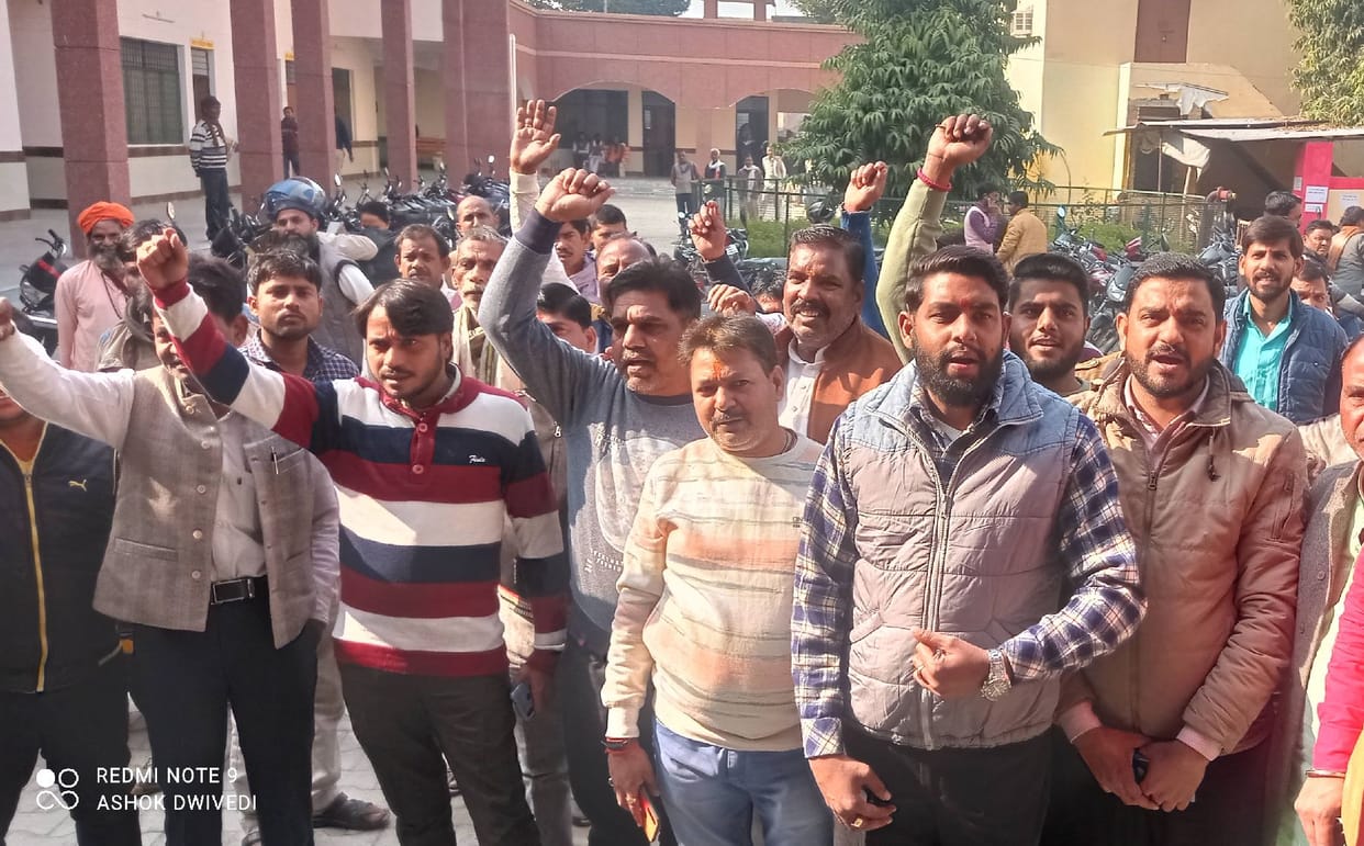 Traders demonstrated against Mandi license system,mandi,vyapari protest