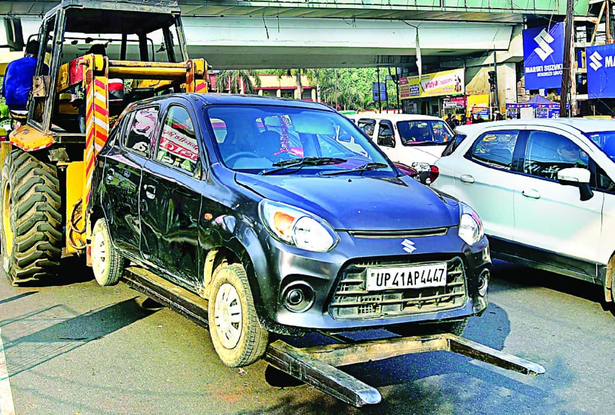 Crains are unlawfully lifting the vehicles for money in Lucknow.