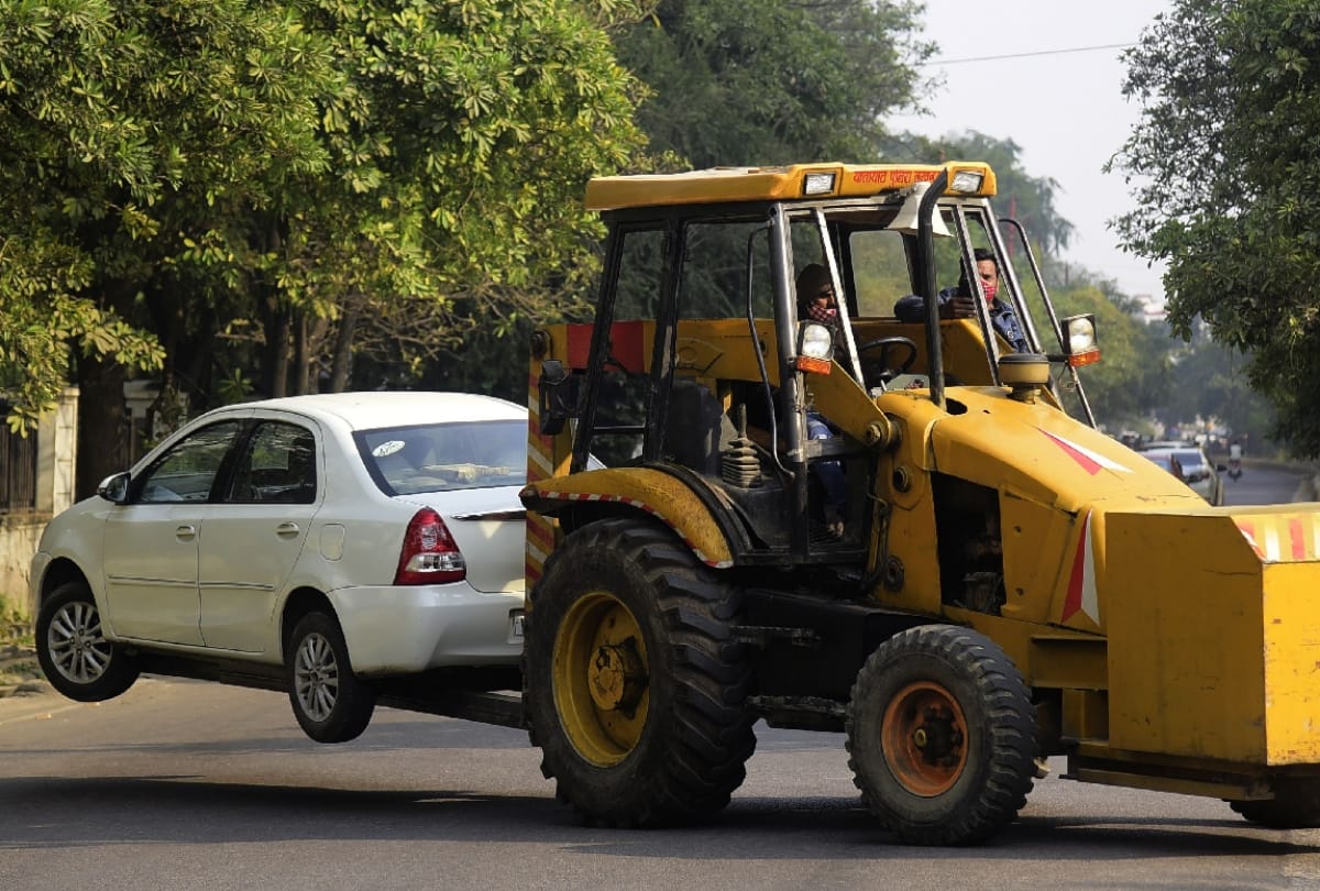 Crane picked up car with a small child father kept running behind in gorakhpur