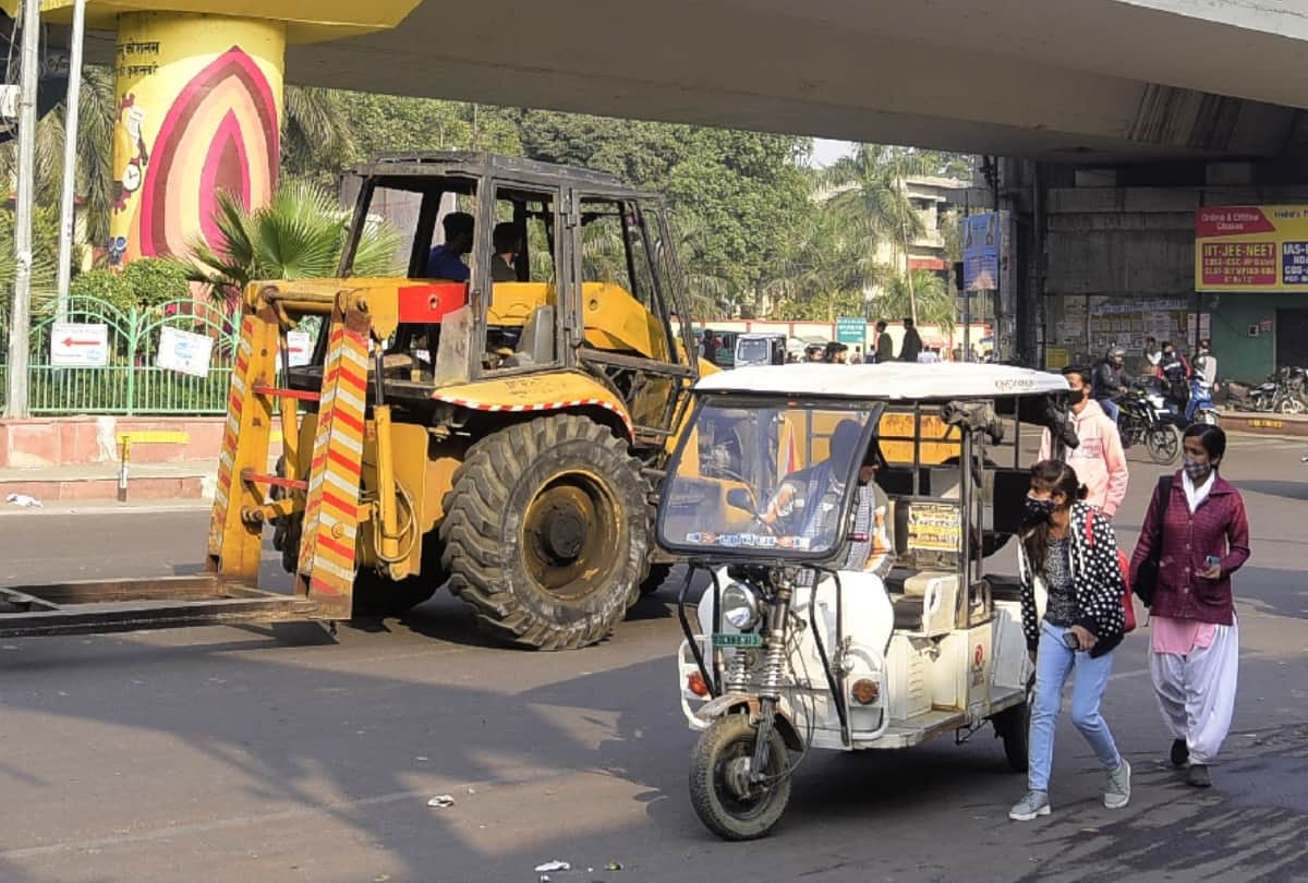 Crains are unlawfully lifting the vehicles for money in Lucknow.