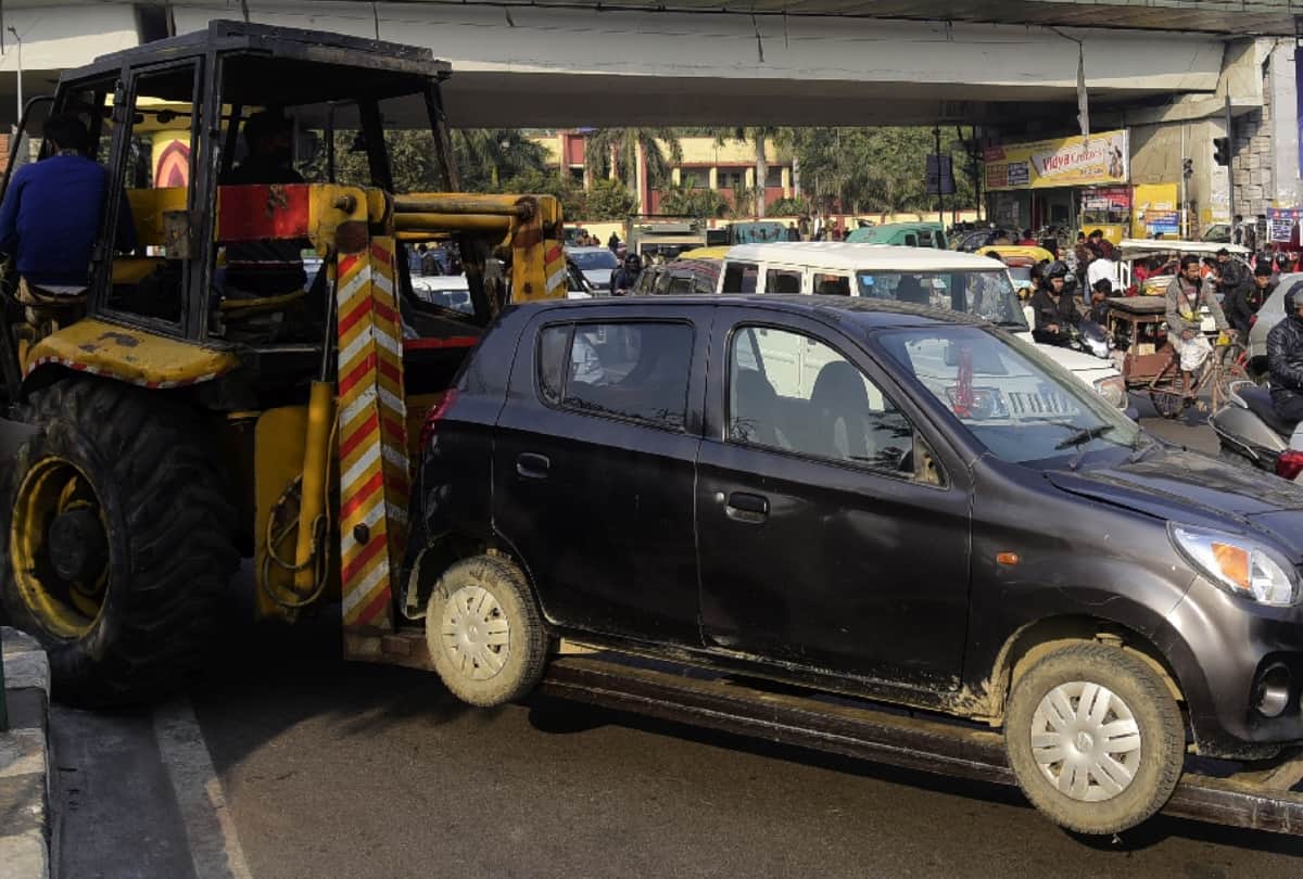Crains are unlawfully lifting the vehicles for money in Lucknow.