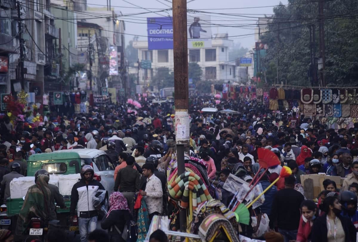 People are not using mask and social   distatcing on public places.