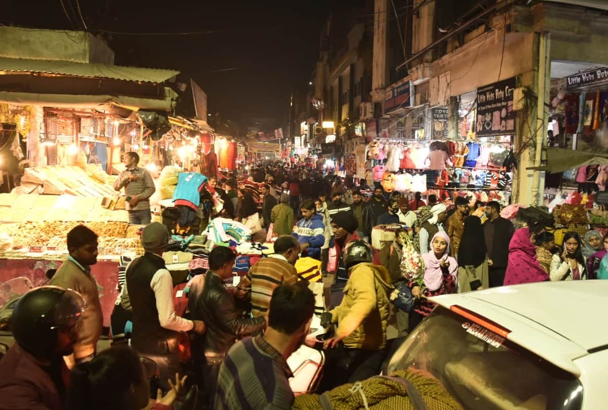 People are not using mask and social   distatcing on public places.