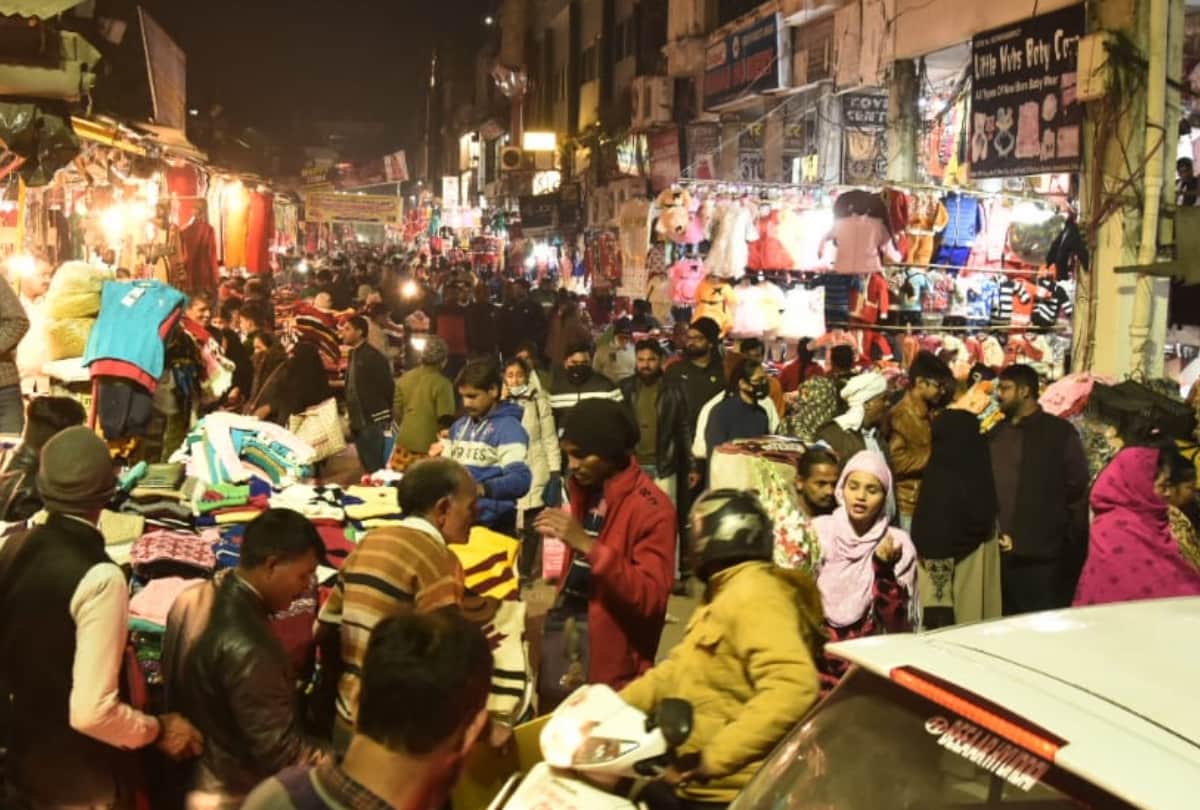 People are not using mask and social   distatcing on public places.