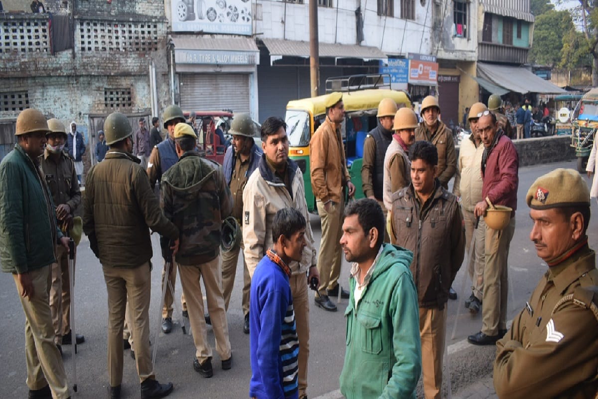 Meerut News: Police raid in Sotiganj and Engines of 16 luxury vehicles including Fortuner recovered