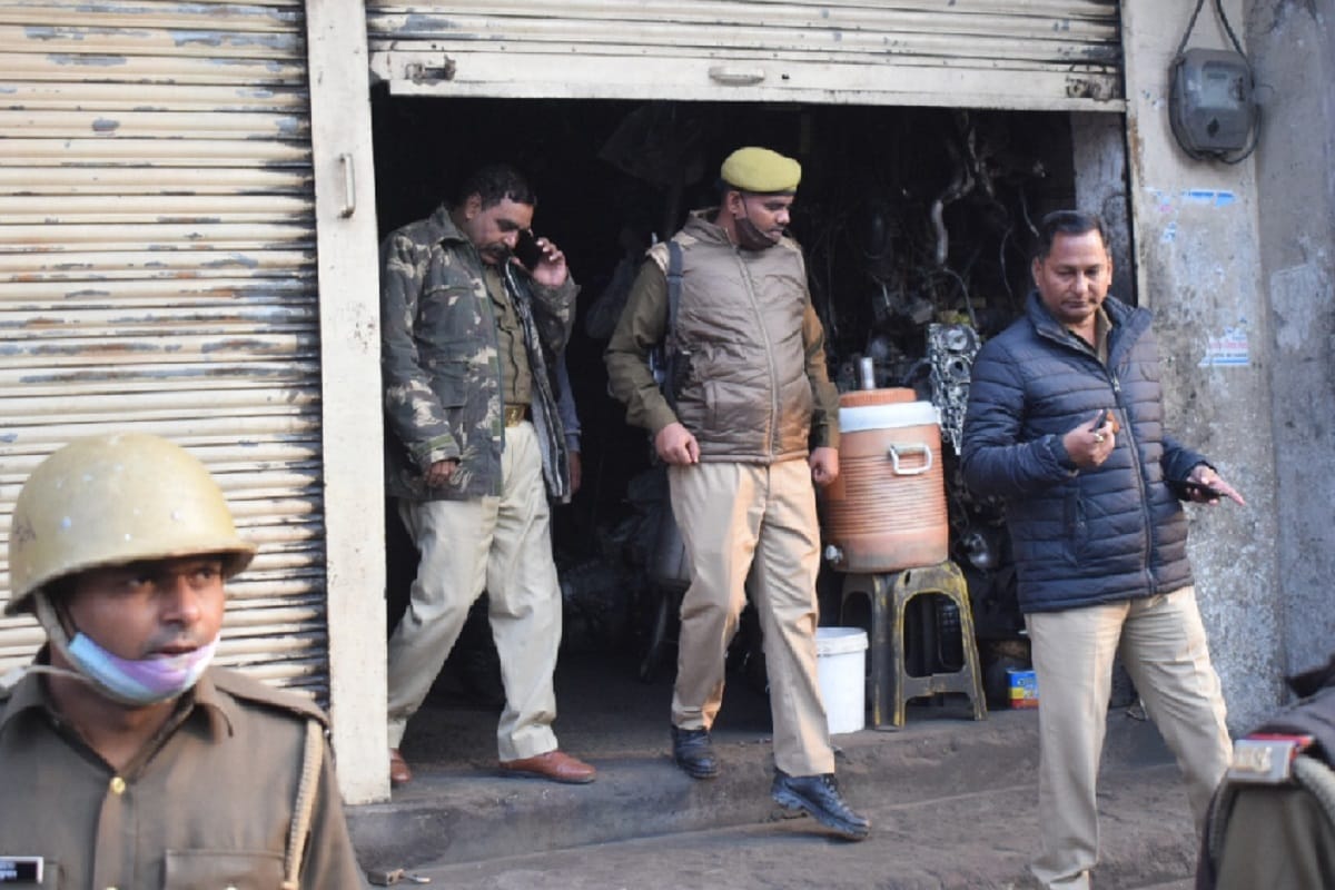 Meerut News: Police raid in Sotiganj and Engines of 16 luxury vehicles including Fortuner recovered