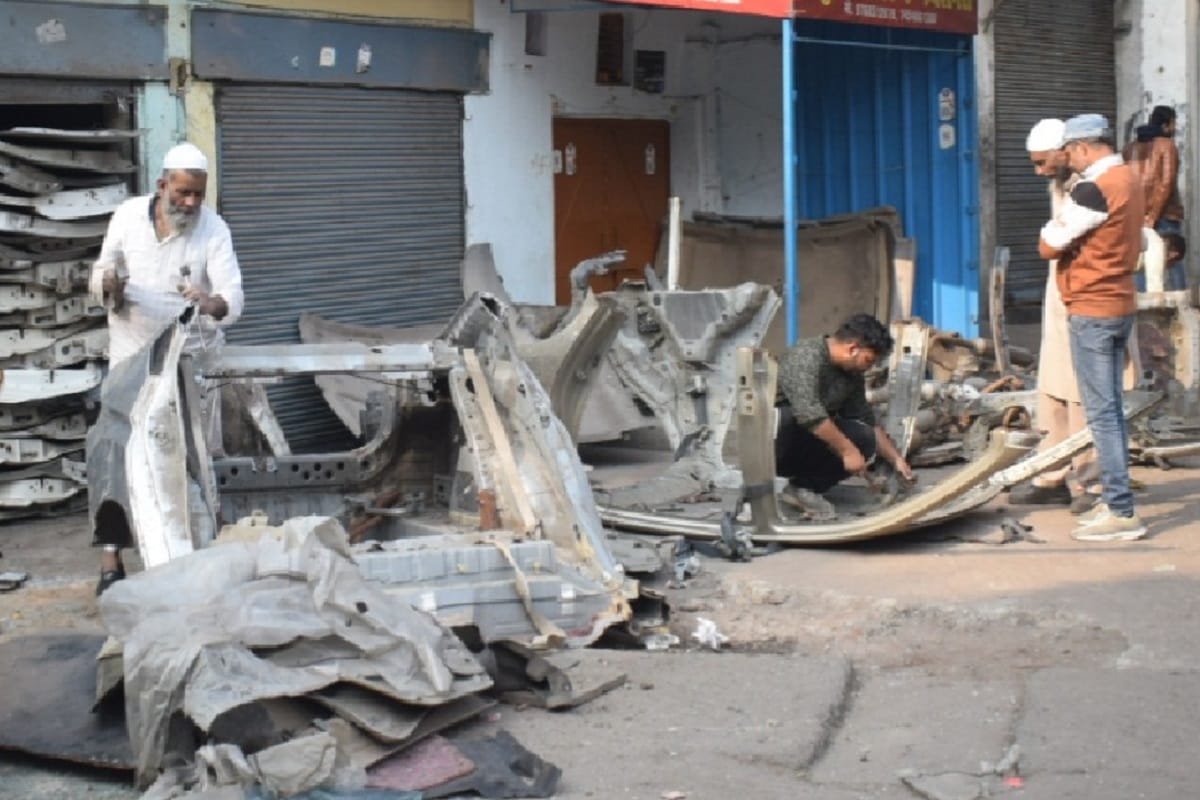 Meerut News: Police raid in Sotiganj and Engines of 16 luxury vehicles including Fortuner recovered
