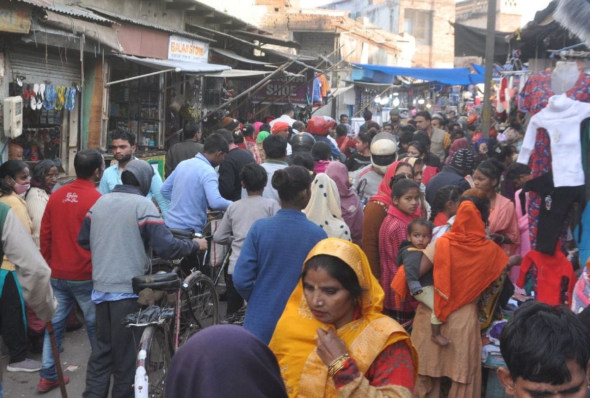 People Not Following Corona Protocol After Amid Omicron Alert City Huge Rush In Market