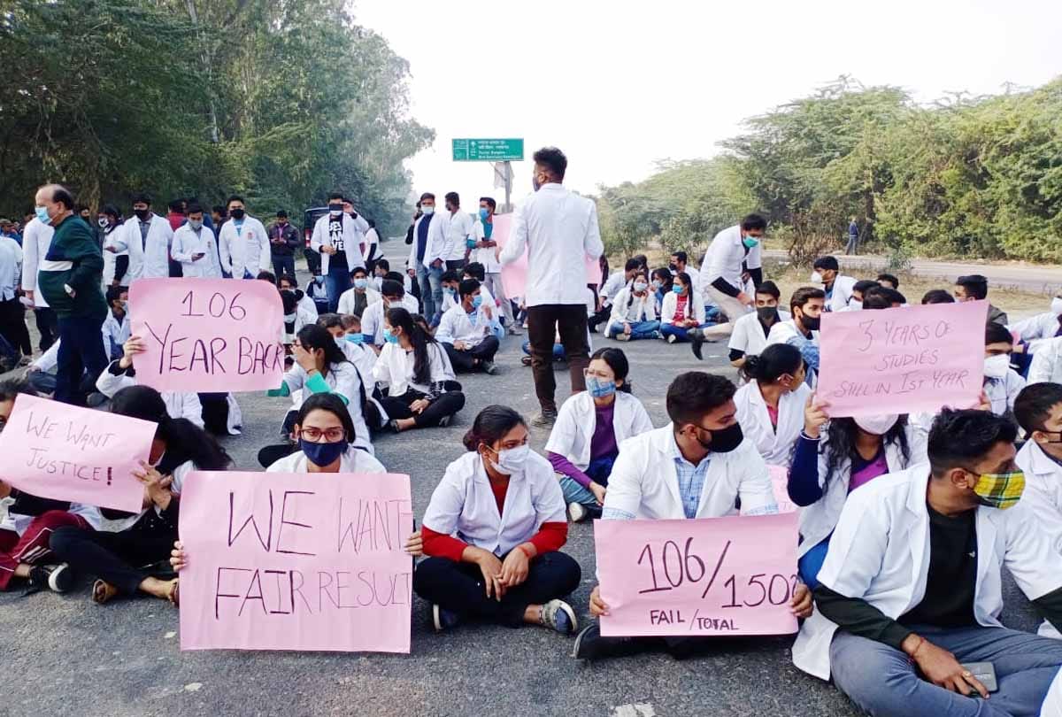 Unnao: MBBS students of Saraswati Medical College allege disturbances in the result, created a ruckus, blocked the highway