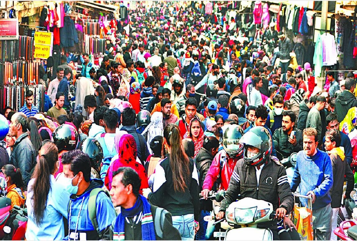 People Not Following Corona Protocol After Amid Omicron Alert City Huge Rush In Market