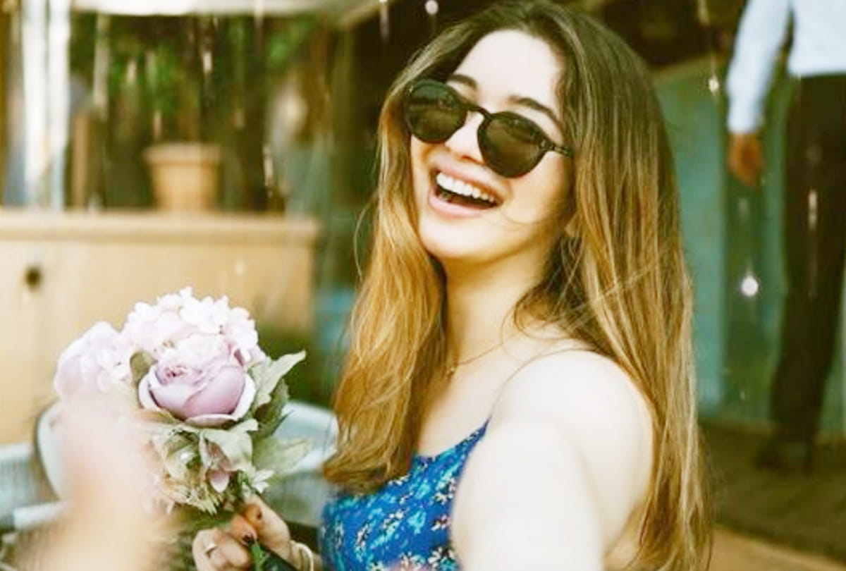 Sara Tendulkar Photo: Sara Tendulkar was seen in Goa with a rose in her hand, Kanika Kapoor reacted