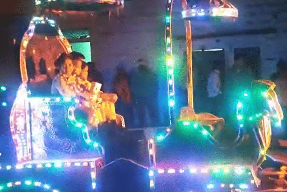 Shivpuri viral video, Chaiwala bought mobile for 5 year old girl, 'welcomed' by buggy, DJ, fire crackers