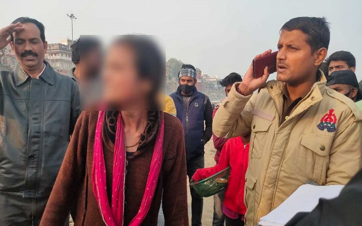 girl jumped into ganga to commits suicide but sailors save her life at assi ghat varanasi