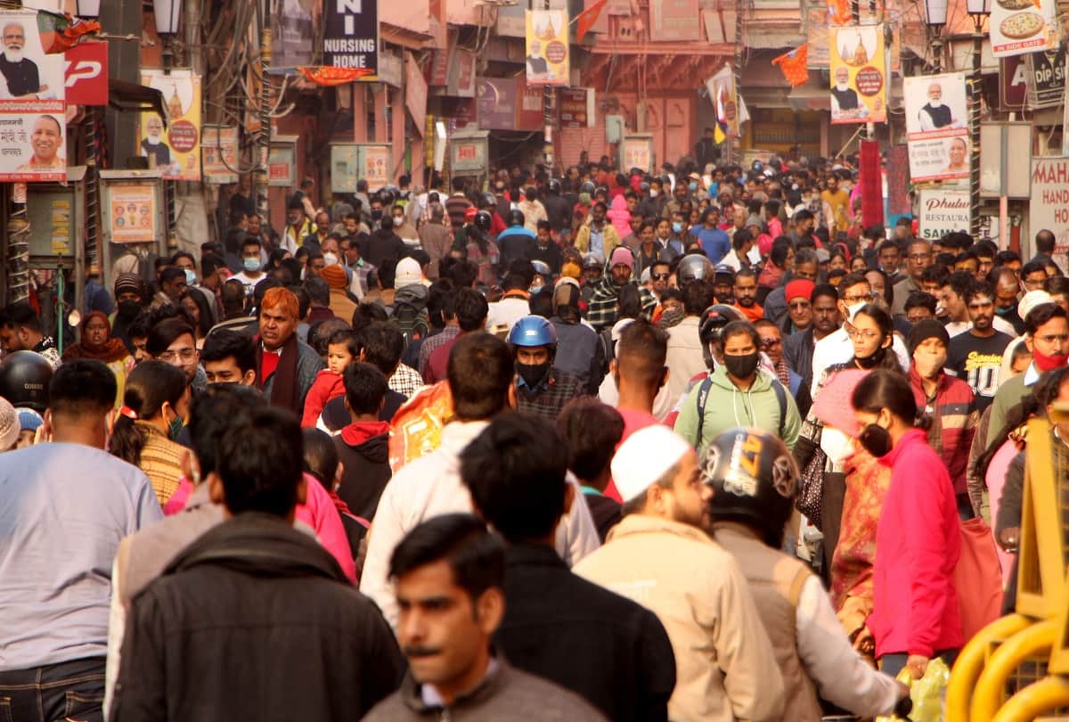 omicron updates in varanasi no people followed Corona guidelines crowds in markets without social distancing