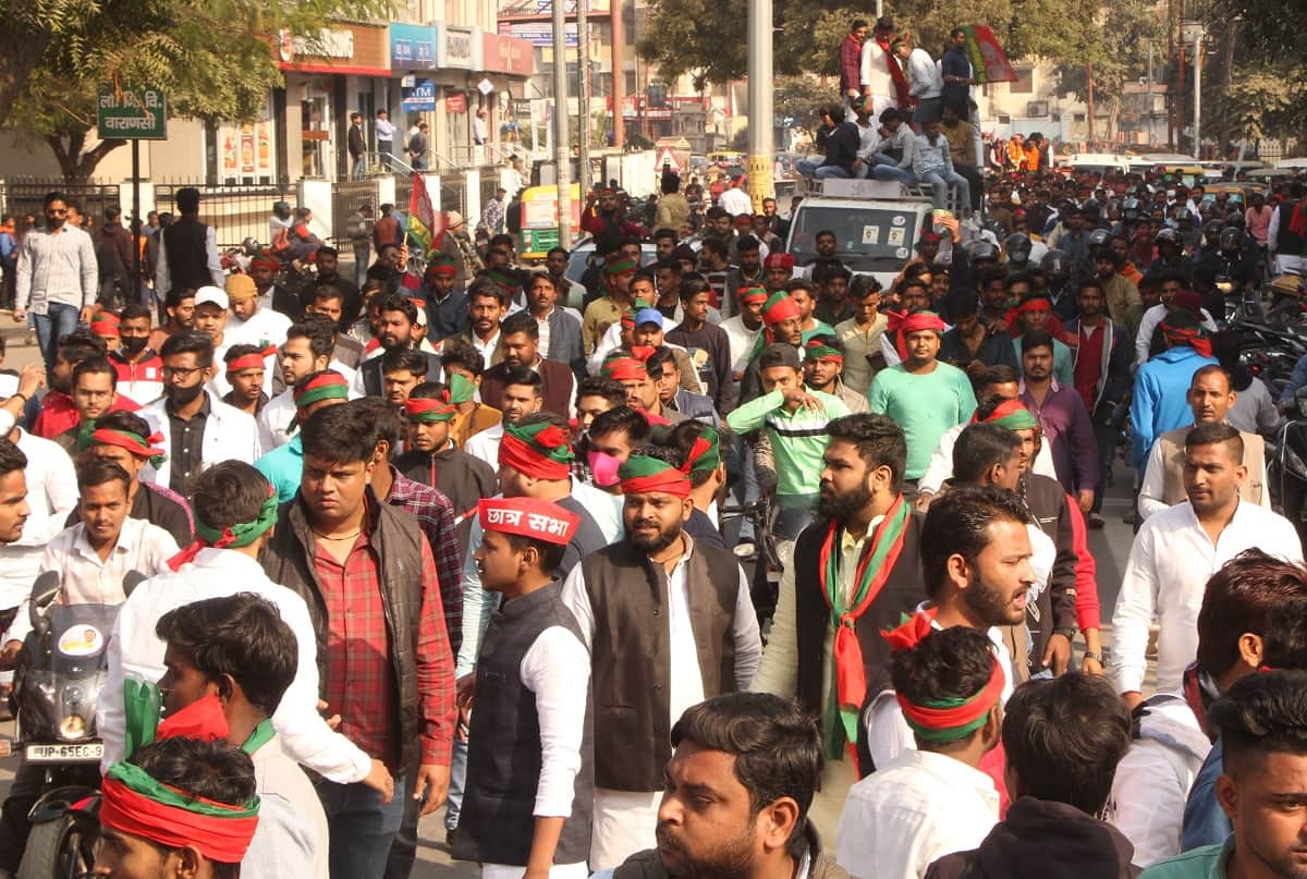 omicron updates in varanasi no people followed Corona guidelines crowds in markets without social distancing