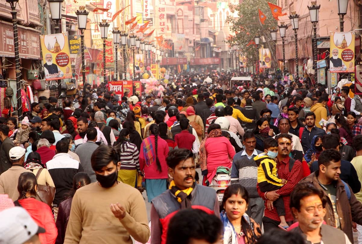 omicron updates in varanasi no people followed Corona guidelines crowds in markets without social distancing