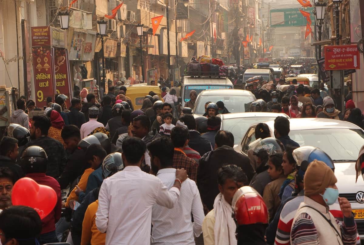 omicron updates in varanasi no people followed Corona guidelines crowds in markets without social distancing