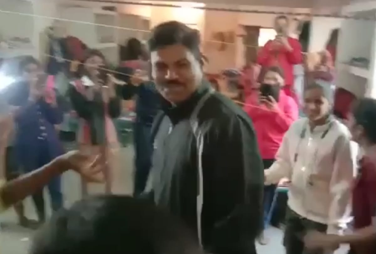 BO was dancing with Woman homeguard video went viral.