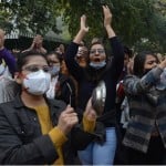 प्रदर्शन करते डॉक्टर।
