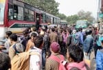 रुड़की रोडवेज अड्डे पर उमड़ी लोगों की भीड़।