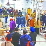 बम धमाका स्थल पर जांच करती पुलिस।