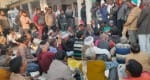 गोला की गन्ना विकास समिति में धरना पर बैठे किसान।
