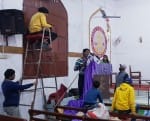 मैक्गाव मेमोरियल चर्च में सजावट करते युवा। संवाद