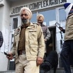 अमृतसर के कोर्ट परिसर में डॉग स्क्वायड के साथ जांच अभियान चलाते पुलिसकर्मी।