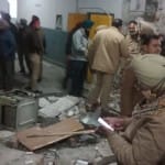 लुधियाना जिला अदालत में धमाके के बाद जांच करते पुलिसकर्मी।