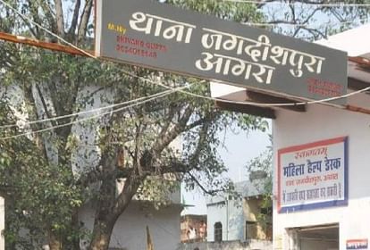 UP: इस टीवी एक्टर की मां का विवाद पहुंचा थाने, बोलीं- मुंबई से लौटी तो पति ने की अभद्रता controversy over the mother of Agra-based TV actor Sparsh Srivastava has once again reached the police statio