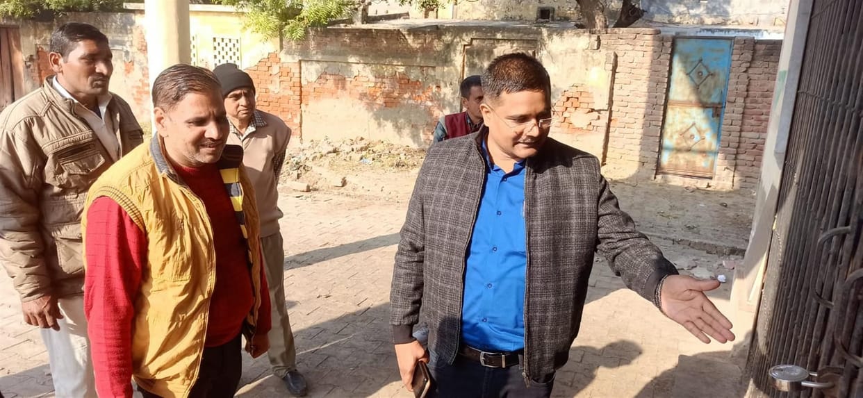 Hathras: Tehsildar inspects polling booths, hand pump found defective