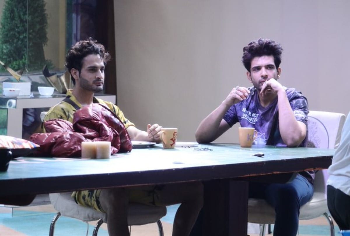 Bigg Boss 15: Finale task brought rift in the relationship between Karan Kundrra and Tejashwi Prakash the actor said you doing drame for the camera