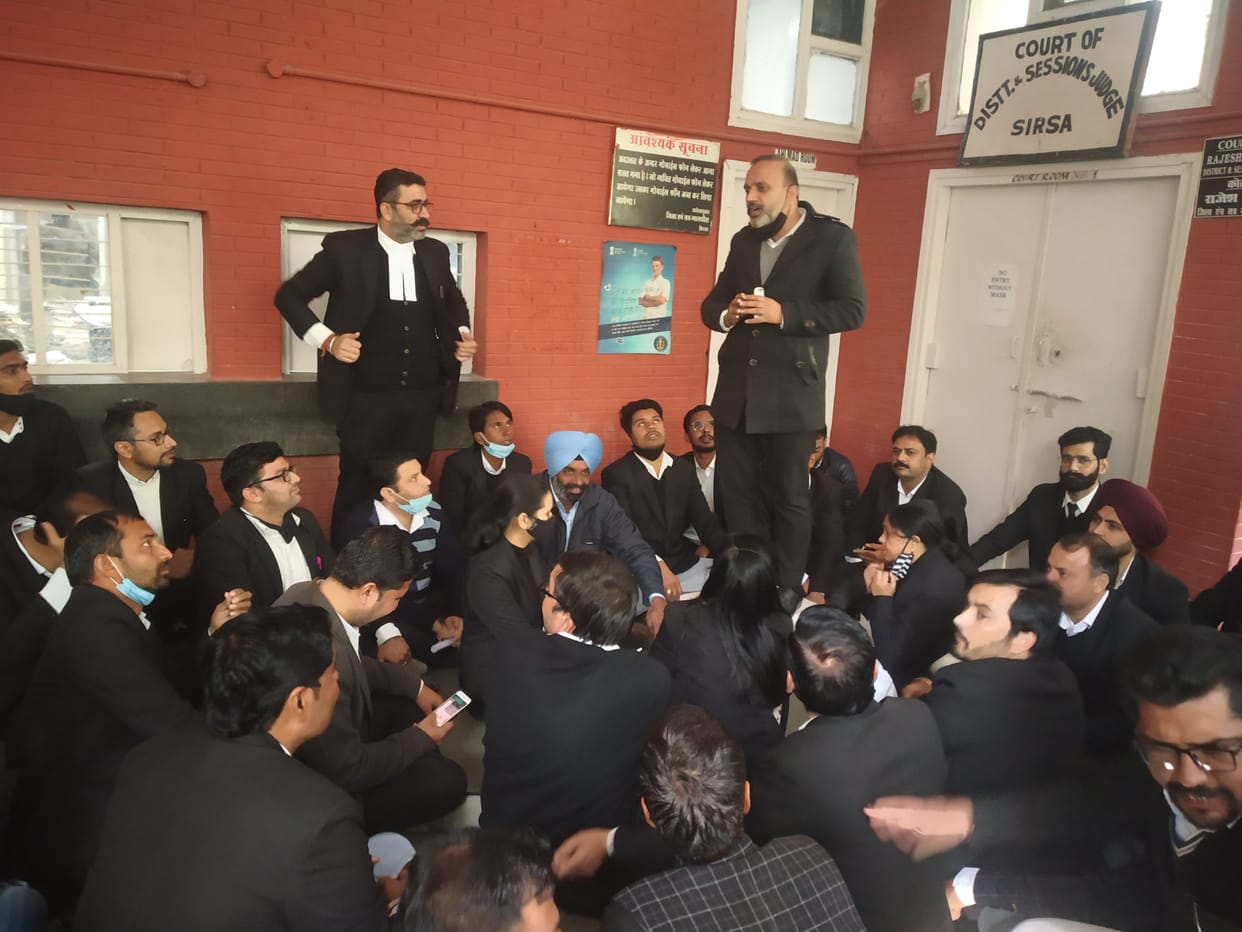 Lawyer and ASI dispute: Lawyers staged a sit-in outside the sessions courtroom