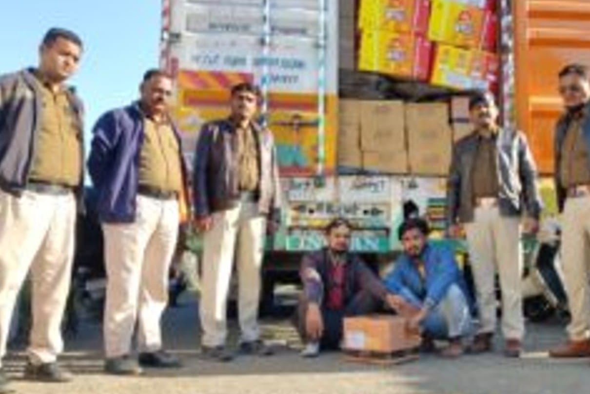 जब्त शराब के साथ पकड़े गए आरोपी।