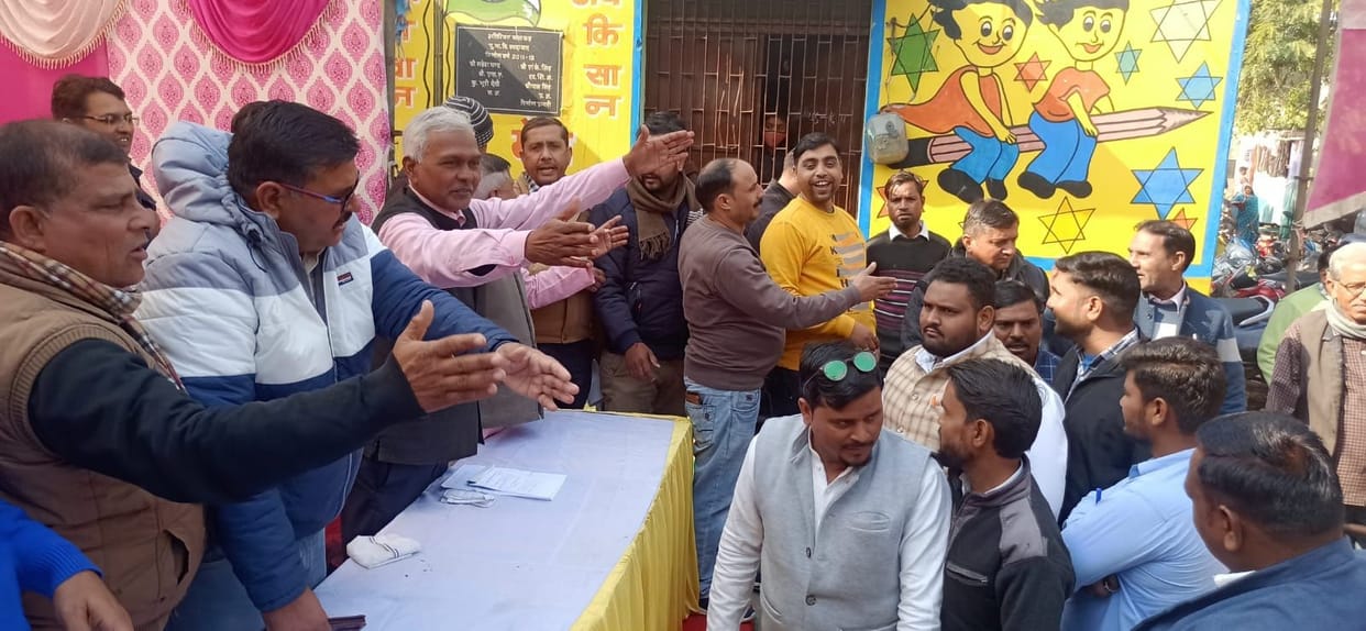 Hathras: Uproar in the seminar of SMC, princes regarding mobile