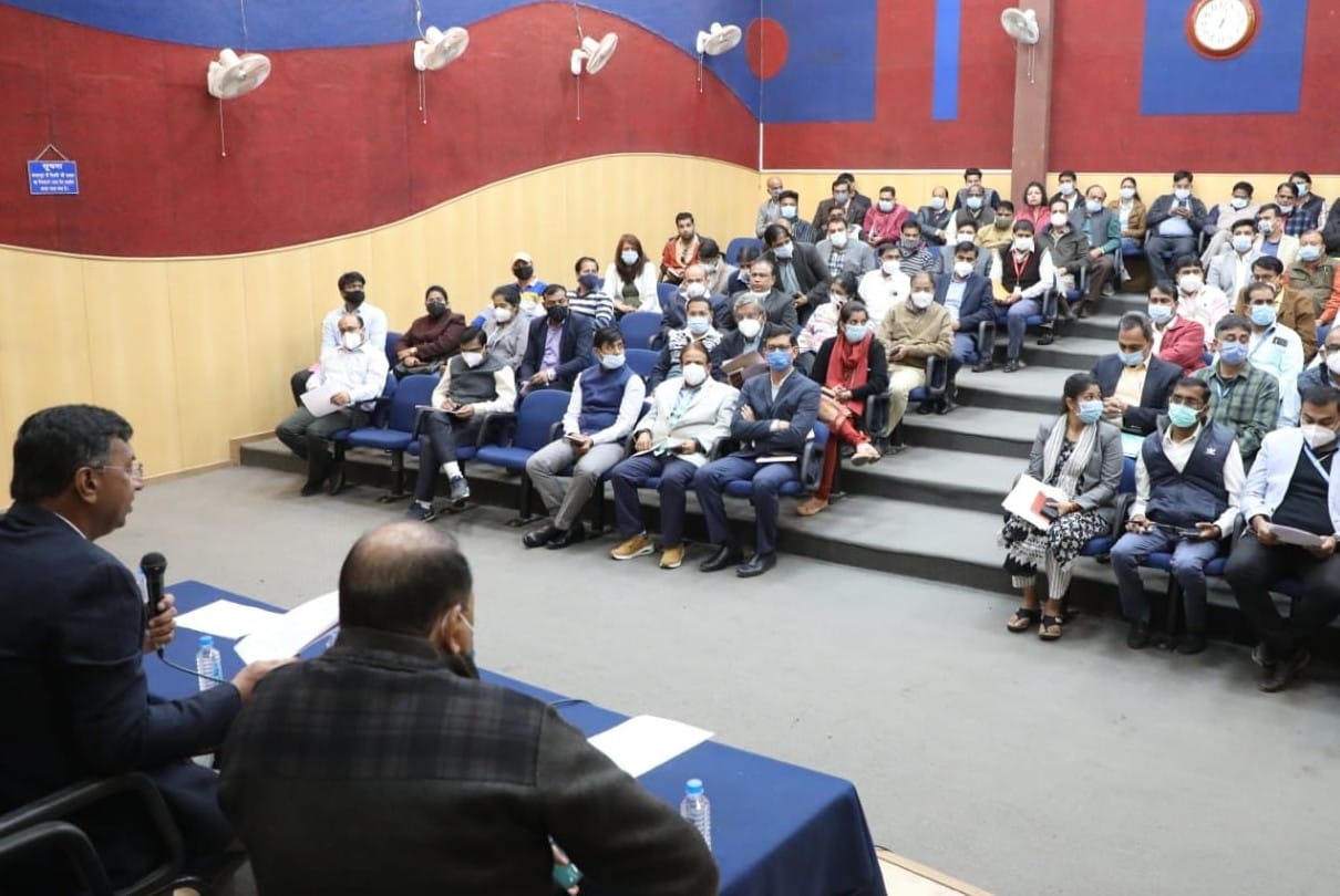 Indore: Collector took meeting of hospital operators, said - it is mandatory to appoint technical experts at every oxygen plant