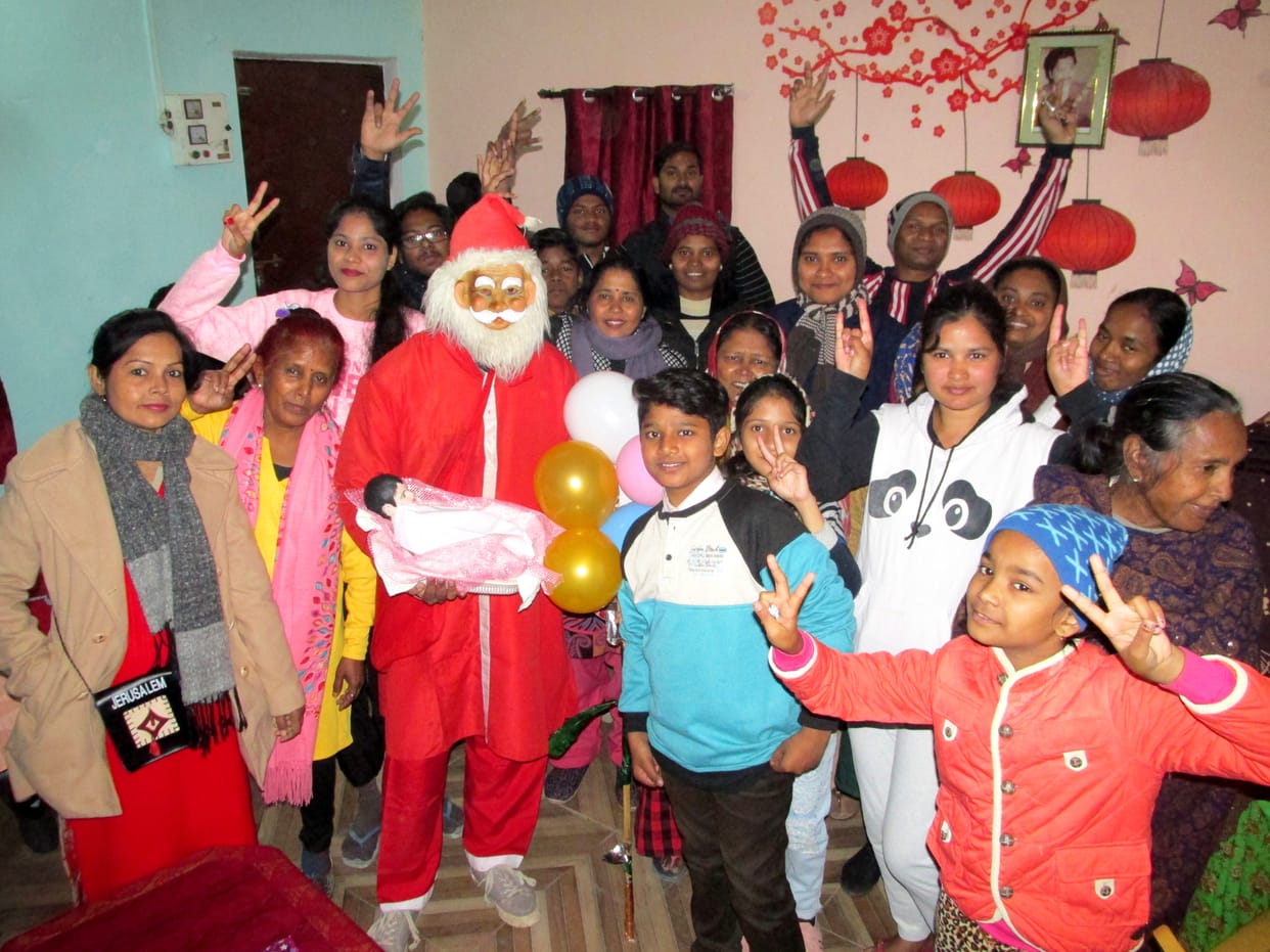 Santa reached home with Carol Singing, congratulated in advance