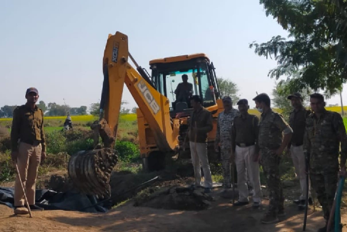 Gwalior: Lahan worth five lakhs was hidden in the ground, the police destroyed it on the spot