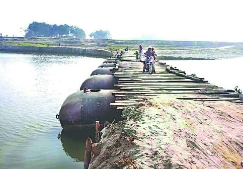 Two wheelers started passing through the half-built Pantoon bridge