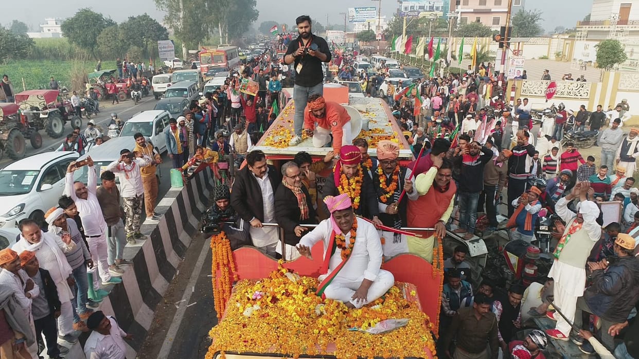 Flowers showered on Jan Vishwas Yatra from Kakkarpur to Baghpat