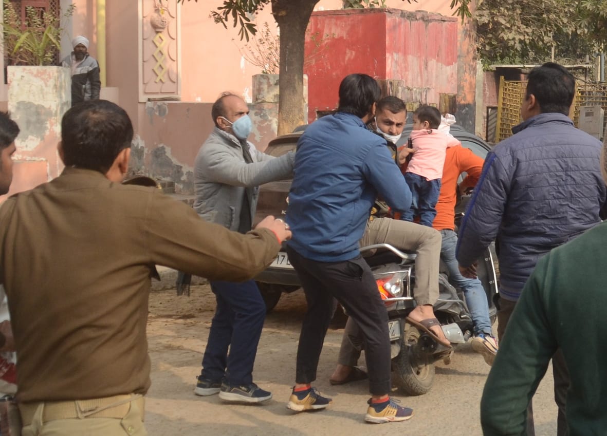 The forest department team was beaten up by running in front of the police